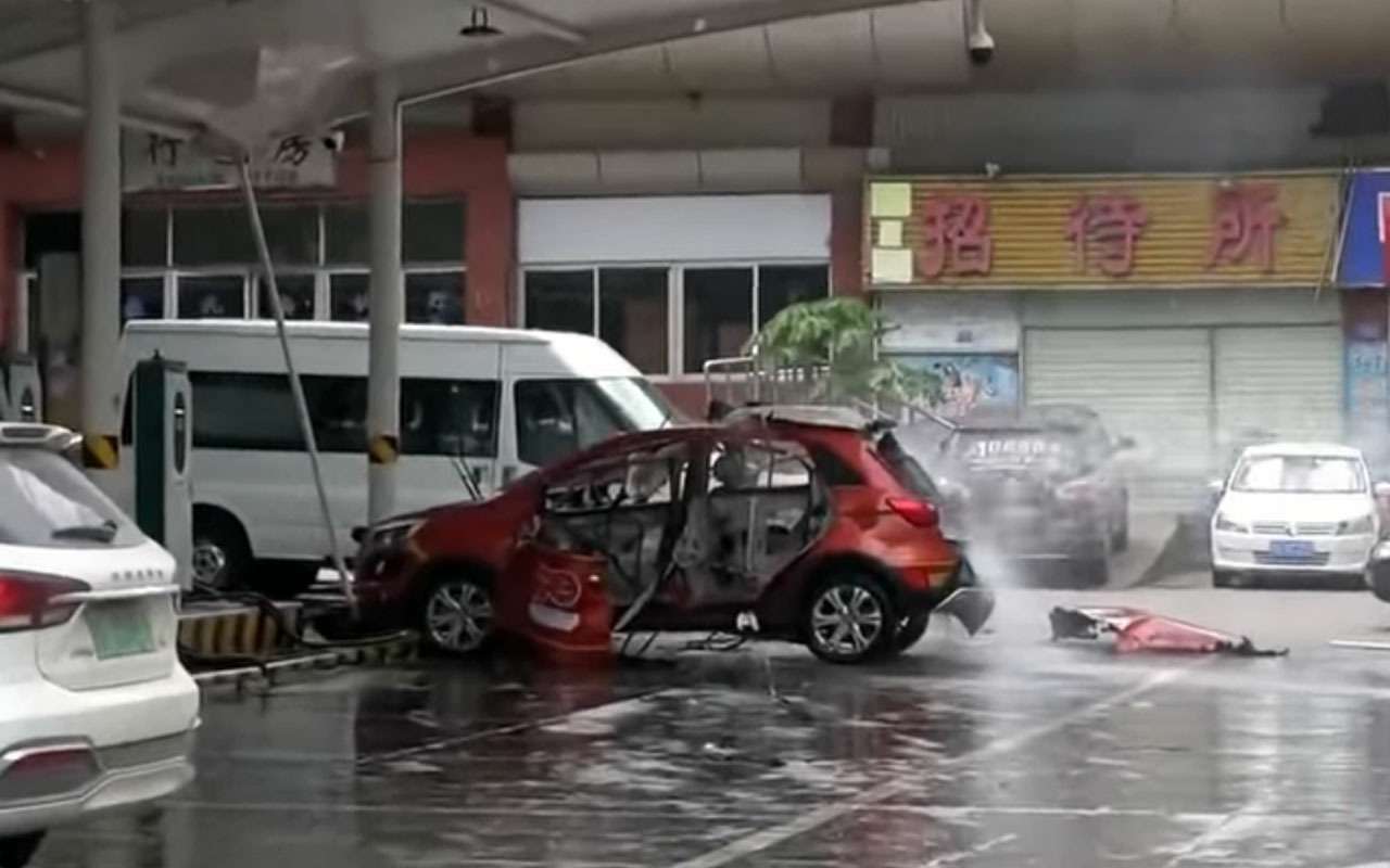 Как взрываются гибридные машины — видео