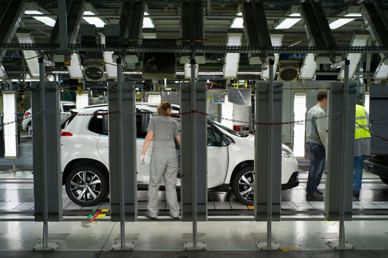 Peugeot сократит выпуск автомобилей во Франции