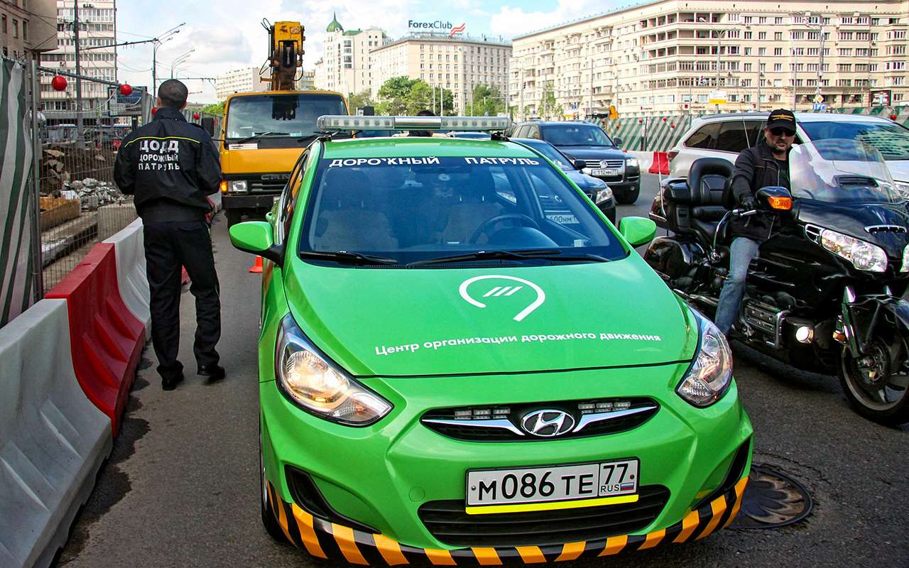 Автокран в ожидании погрузочных работ занял полосу на Садовом кольце. Движение тут же застопорилось. Благодаря патрульным водитель переставил машину в специальный карман. Движение тут же оживилось.