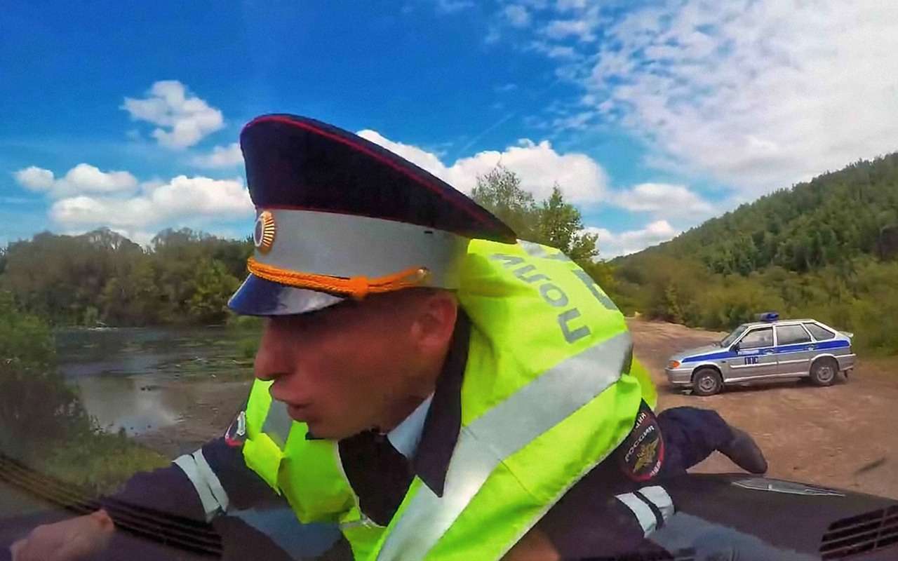 Гаишники или каскадеры? Видеоподборка опасных трюков при исполнении