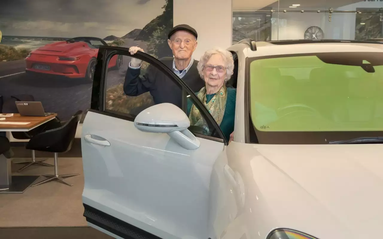 Пенсионер в 92 года стал владельцем своего первого Porsche и уже заглядывается на второй