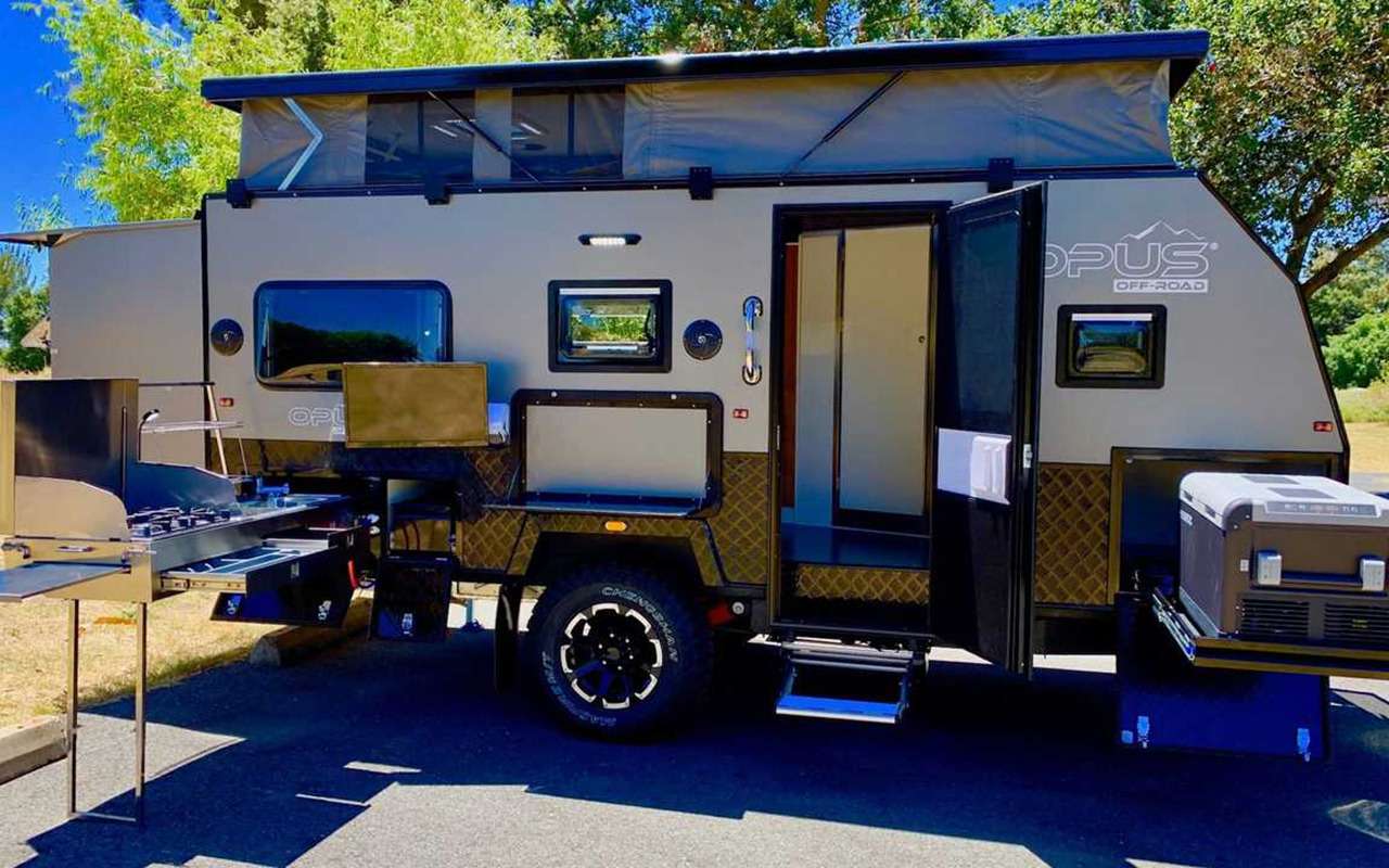 Представлен внедорожный трейлер с большой кухней на открытом воздухе