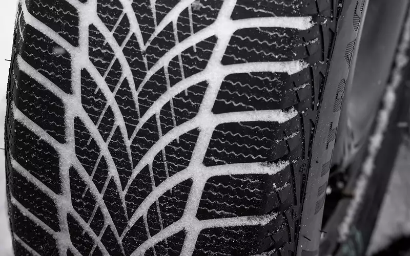 Какие зимние шины липучки выбрать. Goodyear ultragrip ice 2. зимние нешипованные шины bridgestone. липучка шины. шины липучки зимние.