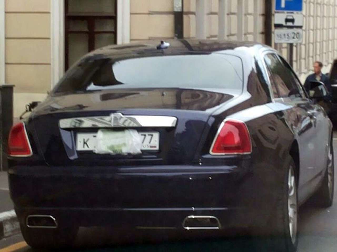 Машины с закрытыми номерами эвакуируют как «террористическую угрозу»