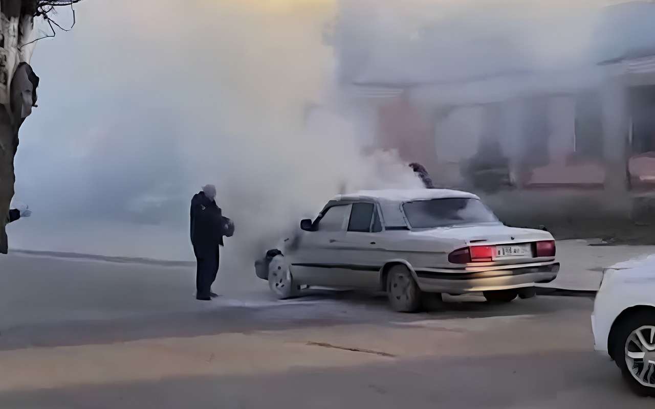 Шмыхнуло: в Керчи автомобиль Волга загорелся во время движения (видео)