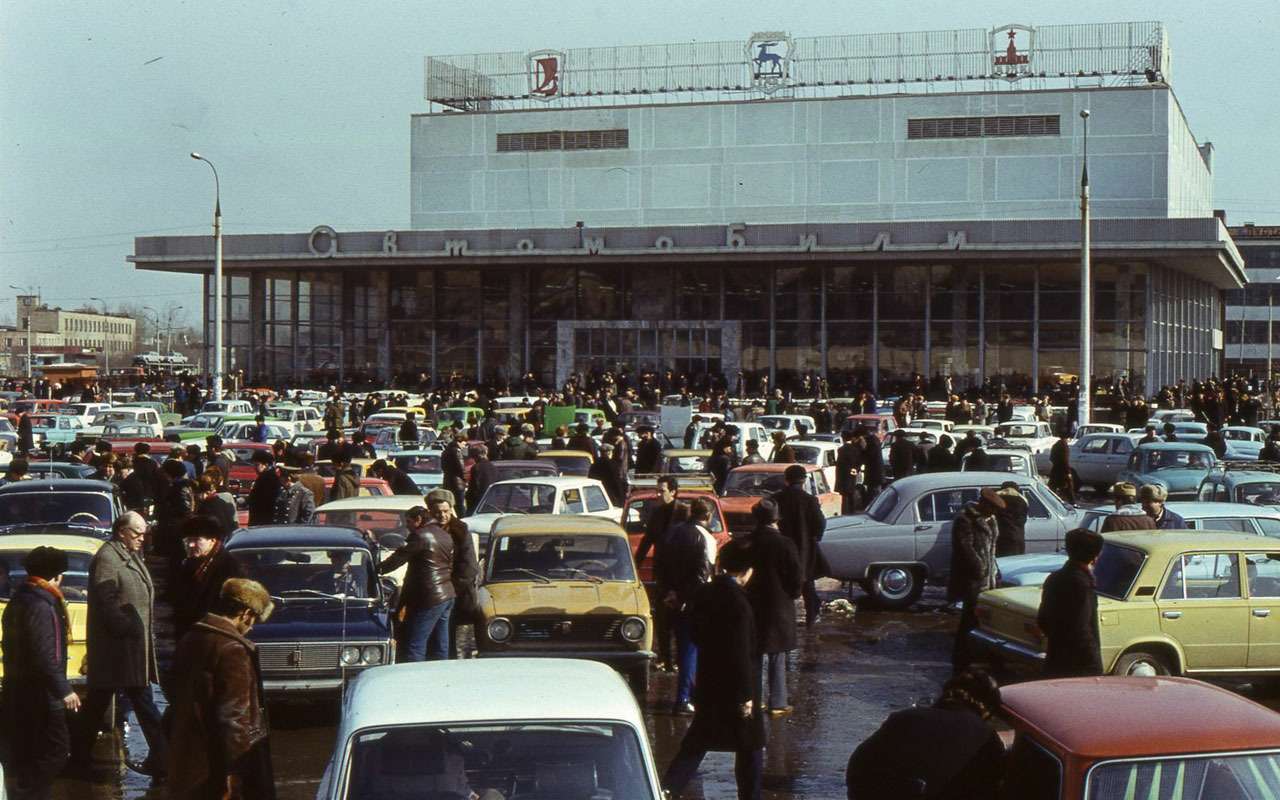 Площадка перед магазином «Автомобили» в Южном порту в выходные была заполнена до отказа.
