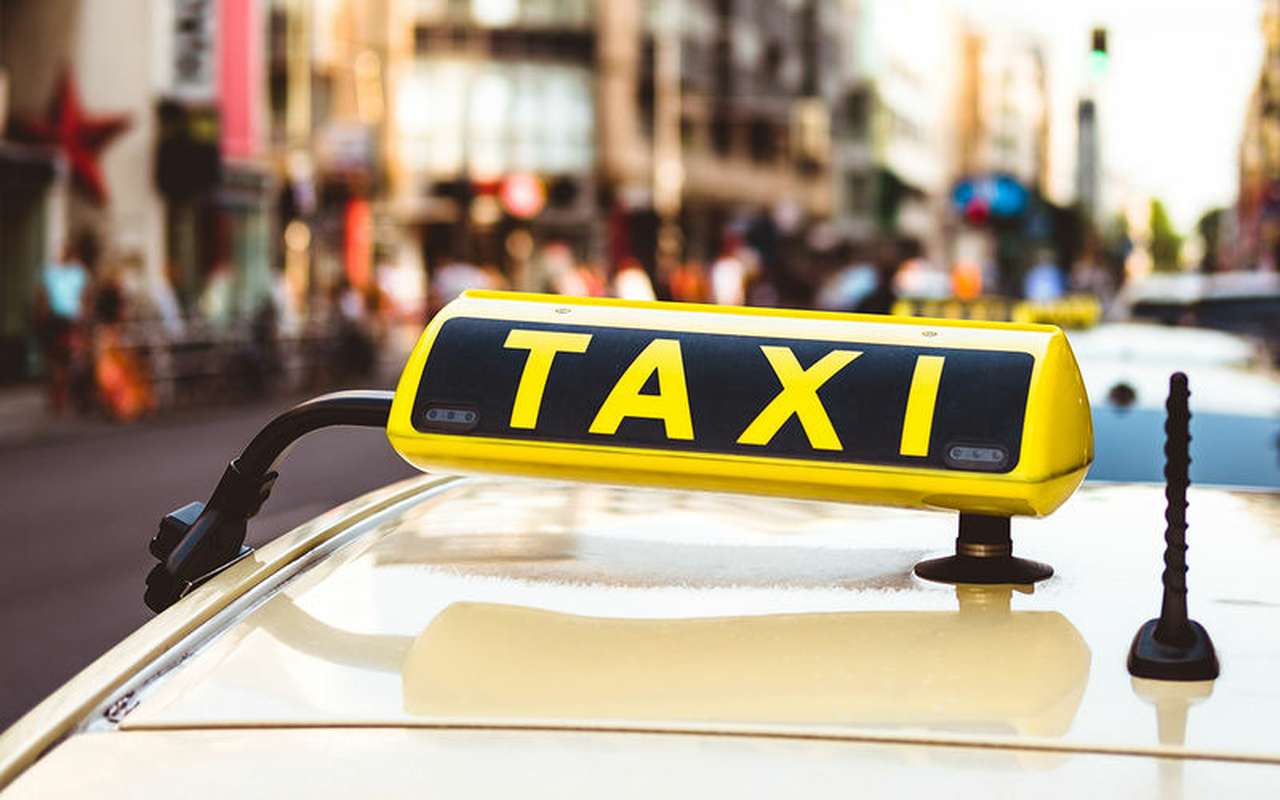 Слишком много вопросов! Таксист высадил пассажирку с двухлетним ребенком