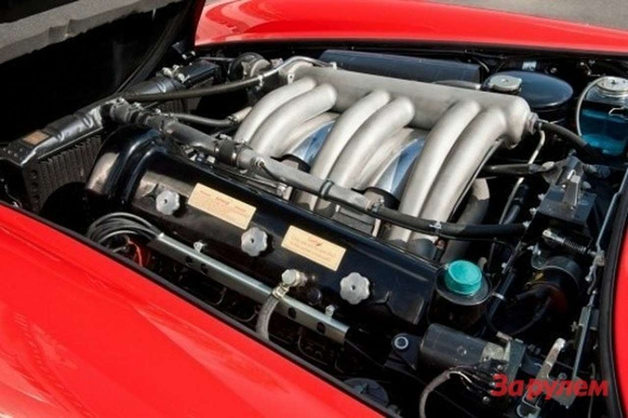 В начале прошлого века практически все «шестерки» (в том числе мерседесовские) были рядными. Вспомнить хотя бы легендарный агрегат не менее легендарного купе Mercedes-Benz 300 SL Gullwing. 12-клапанный 2996-кубовый R6 под низким капотом практически «лежал» на боку – из-за низкого капота его установили под углом 50°. Проблему с масляным голоданием решили с помощью сухого картера. Кстати, «чайка» стала первой в мире серийной машиной с четырехтактным мотором с системой впрыска… непосредственно в камеры сгорания!