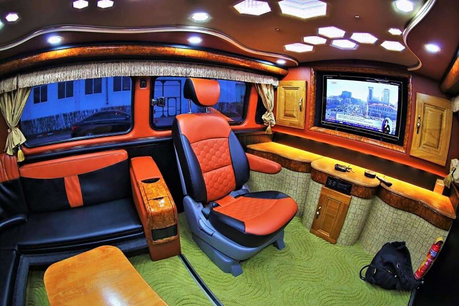 Прокачанный автомобиль внутри