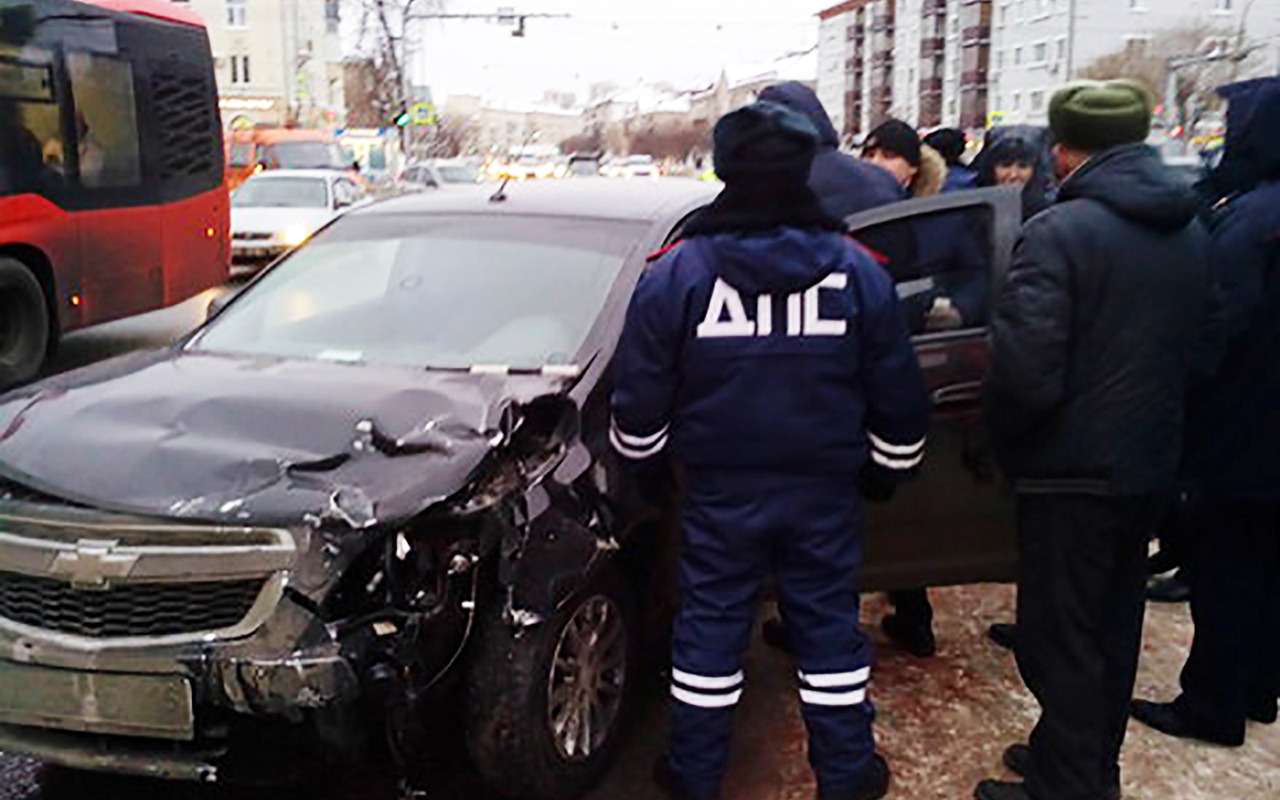 Водитель прокатил инспектора ДПС по встречке и попал в аварию