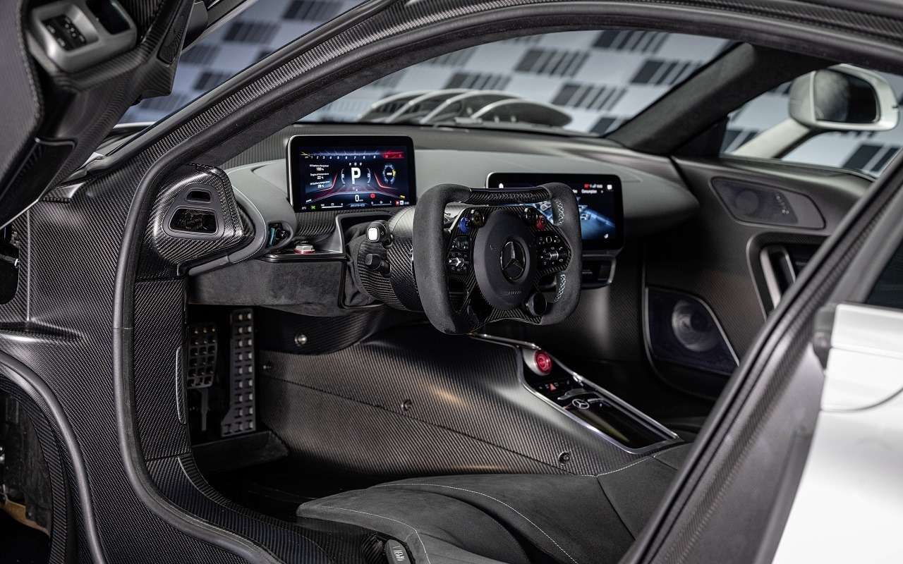 Интерьер Mercedes-AMG One