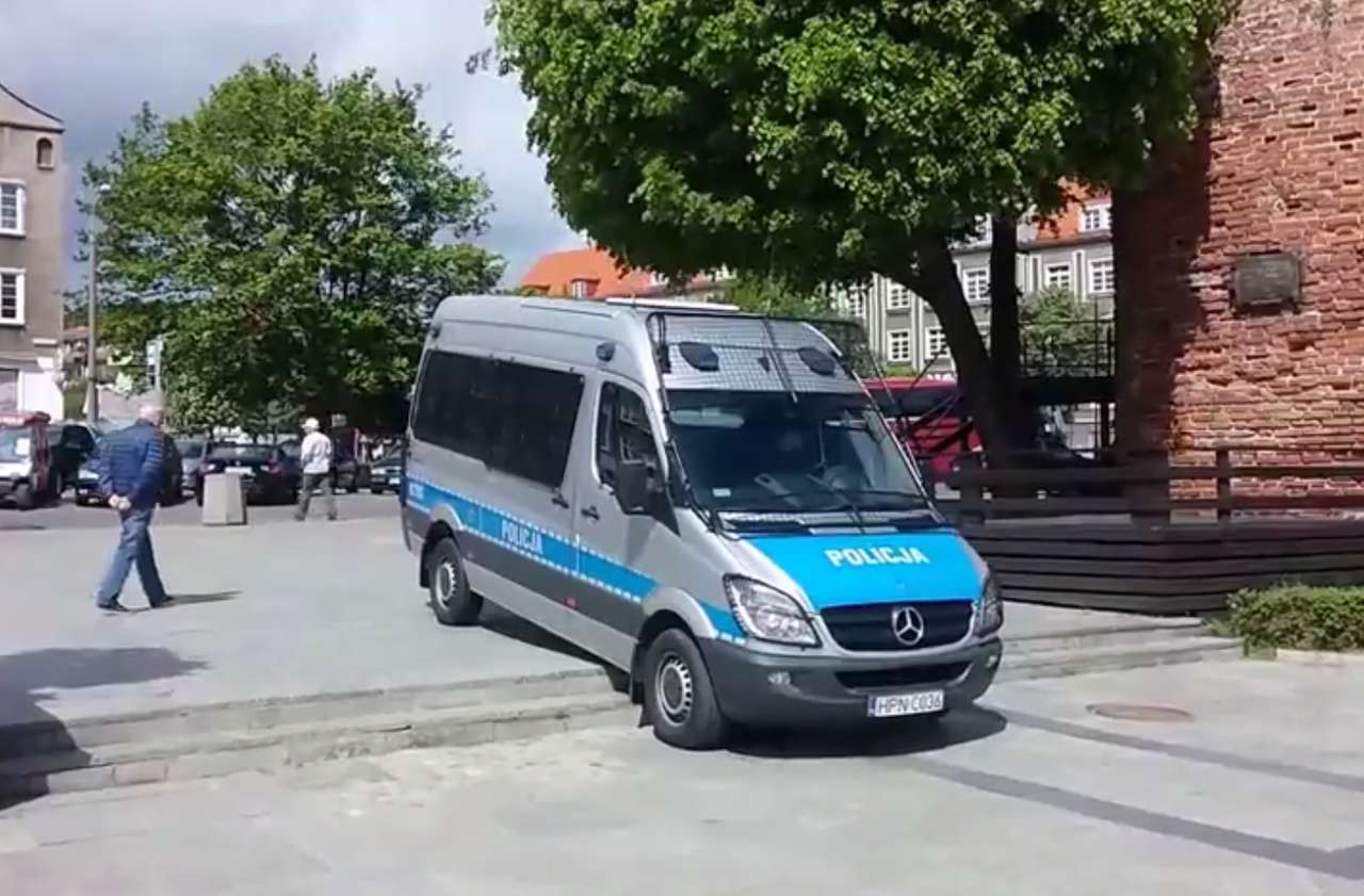 Полицейский скачет по лестнице на патрульной машине (ВИДЕО)