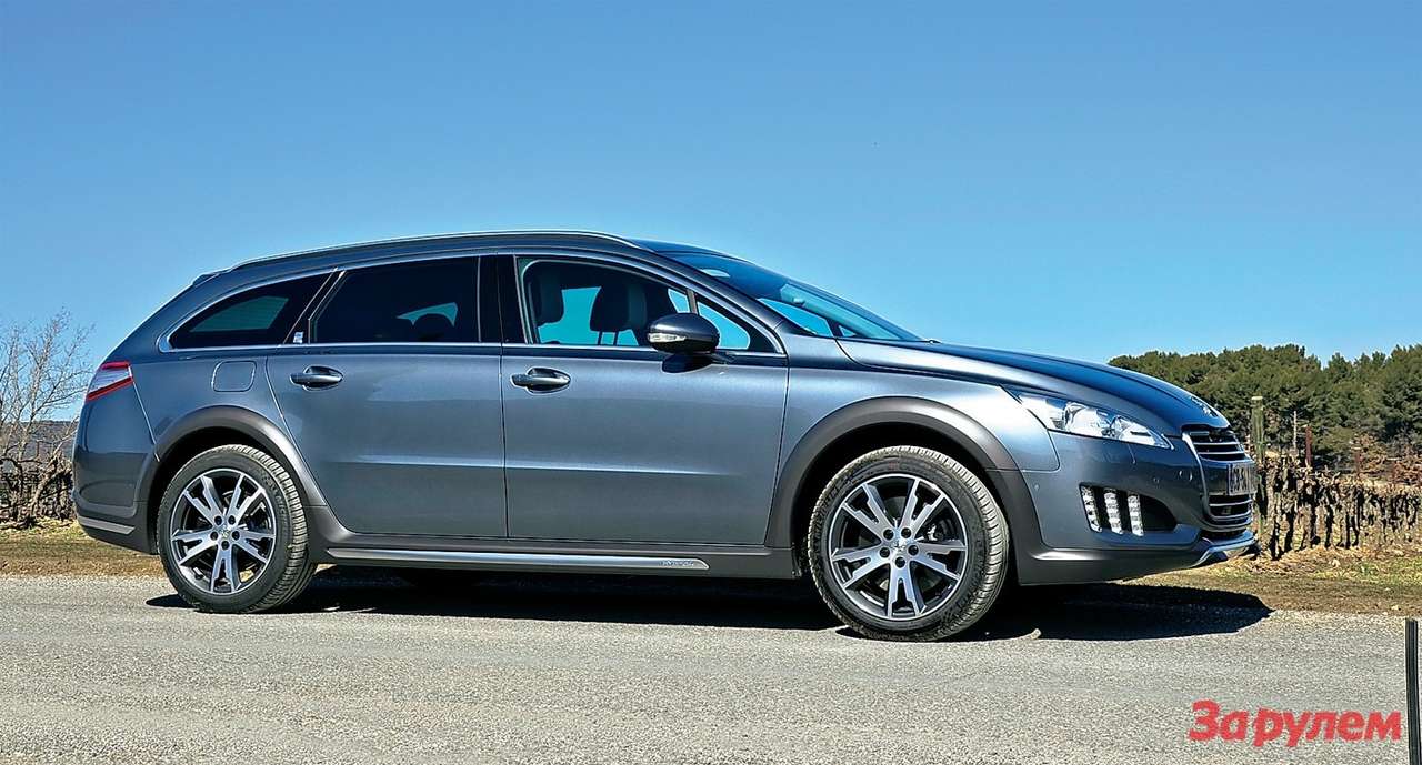 Во внешности прослеживаются черты автомобиля, не боящегося лесной просеки. Расширители колесных арок и пороги неокрашенные, дорожный просвет увеличен на 50 мм и составляет 184 мм.