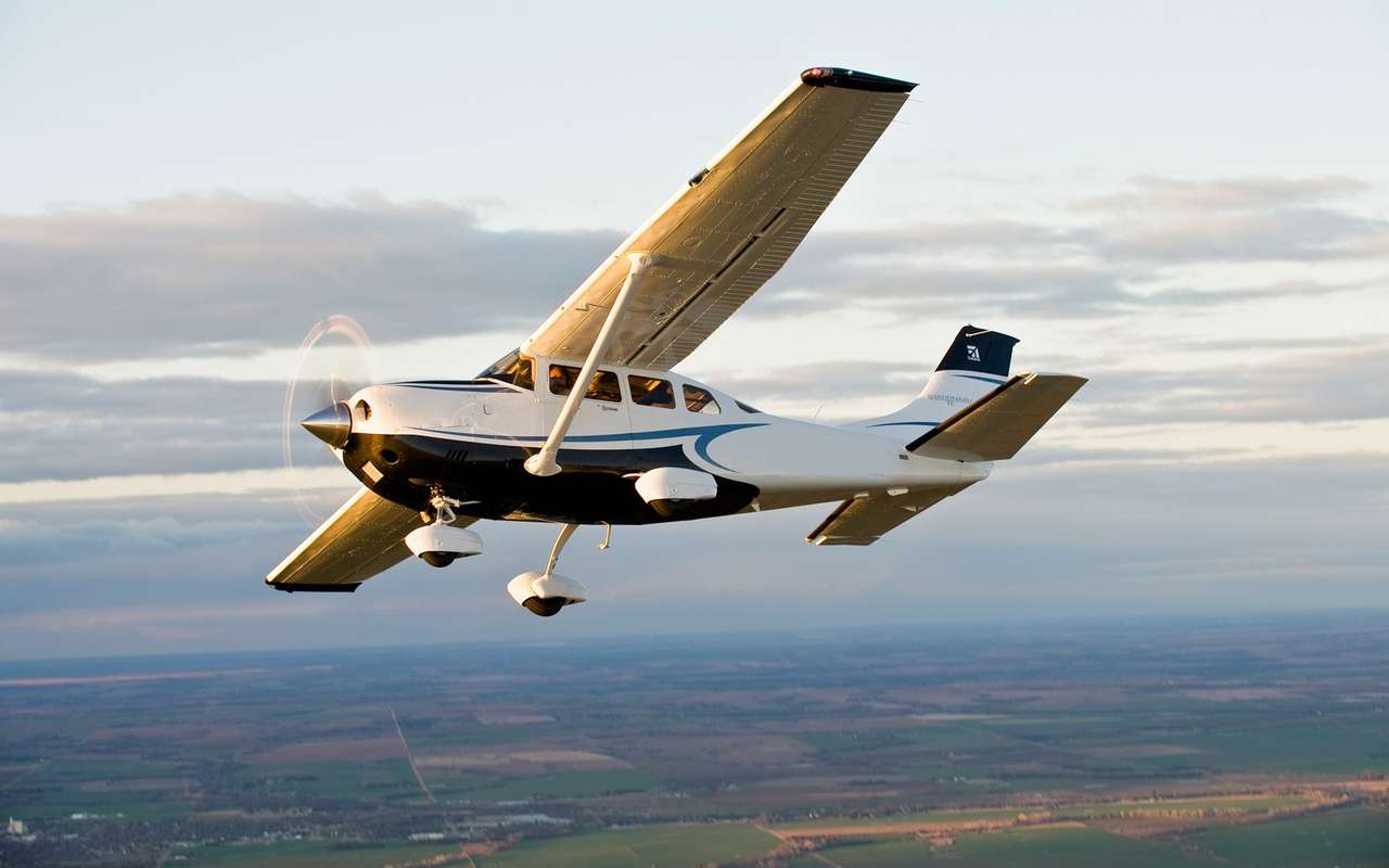 Дорогу самолету! Cessna совершила экстренную посадку на хайвей