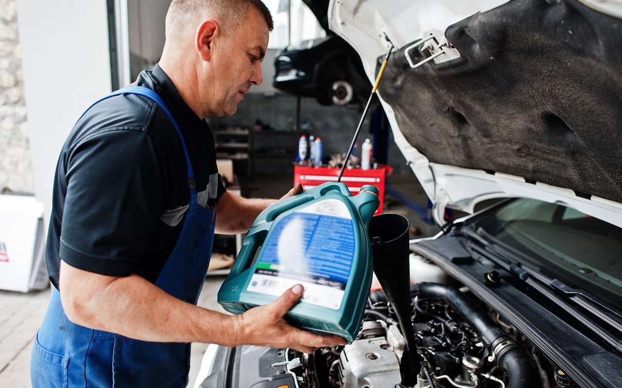 По этой причине моторное масло нужно менять каждые 500-700 км — советы эксперта