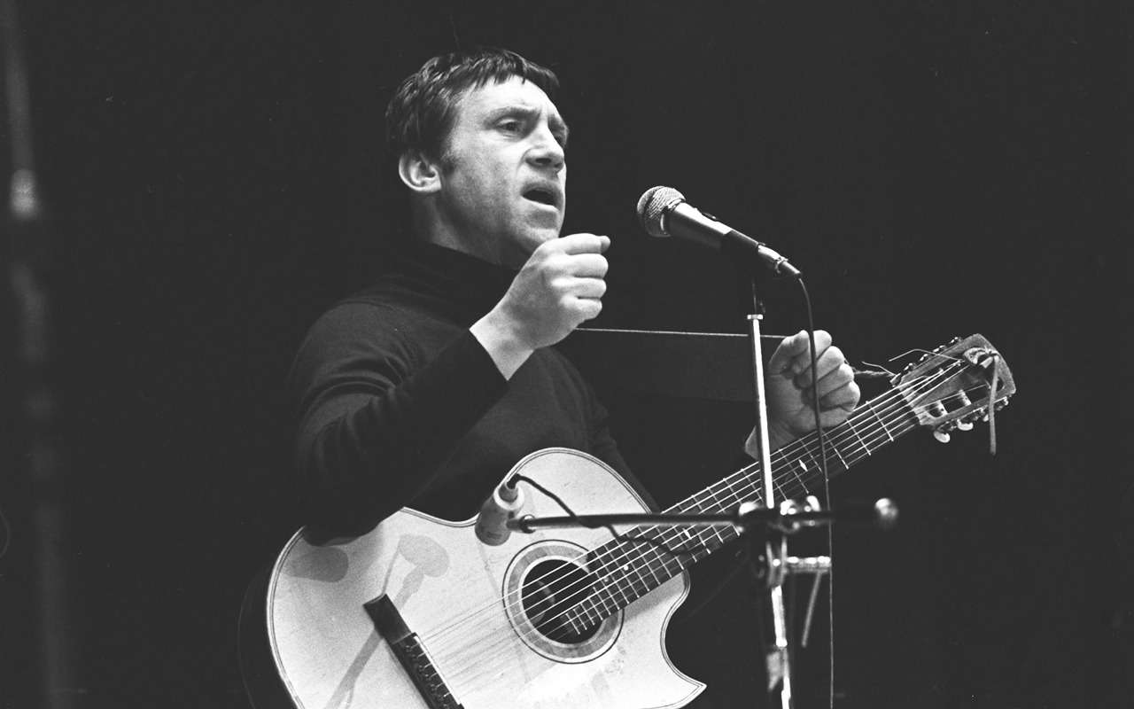 Владимир Высоцкий во время одного из своих выступлений.