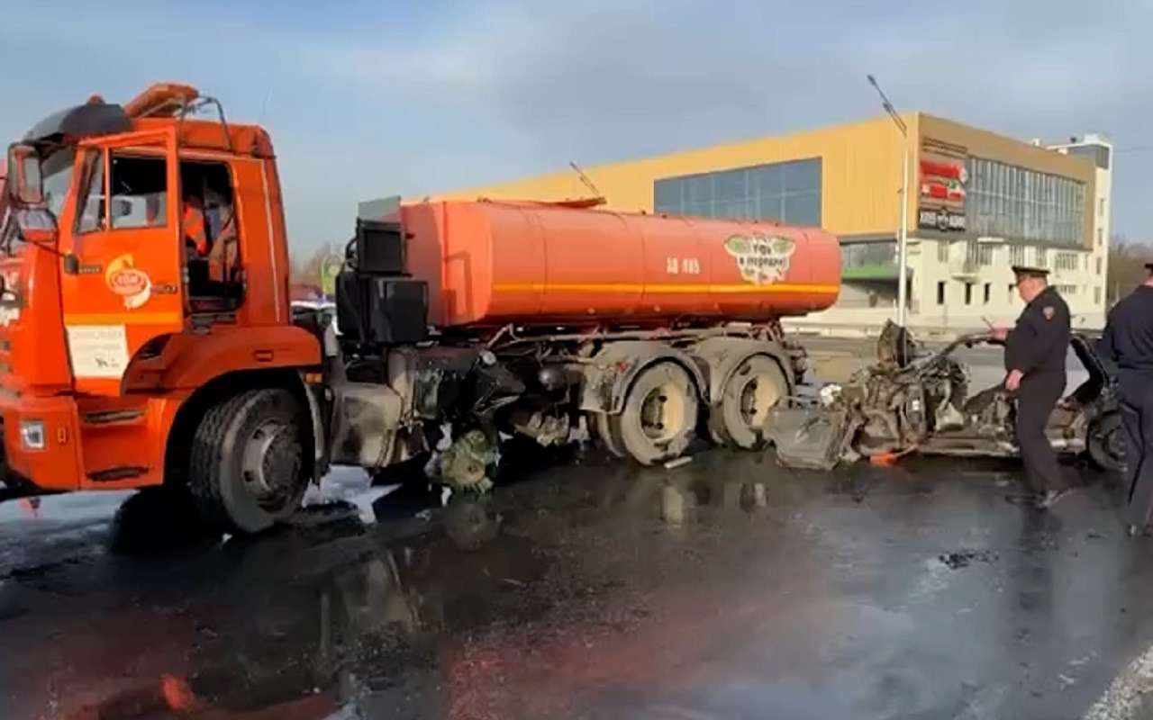 Погибли трое парней и две девушки: страшная авария с поливальной машиной