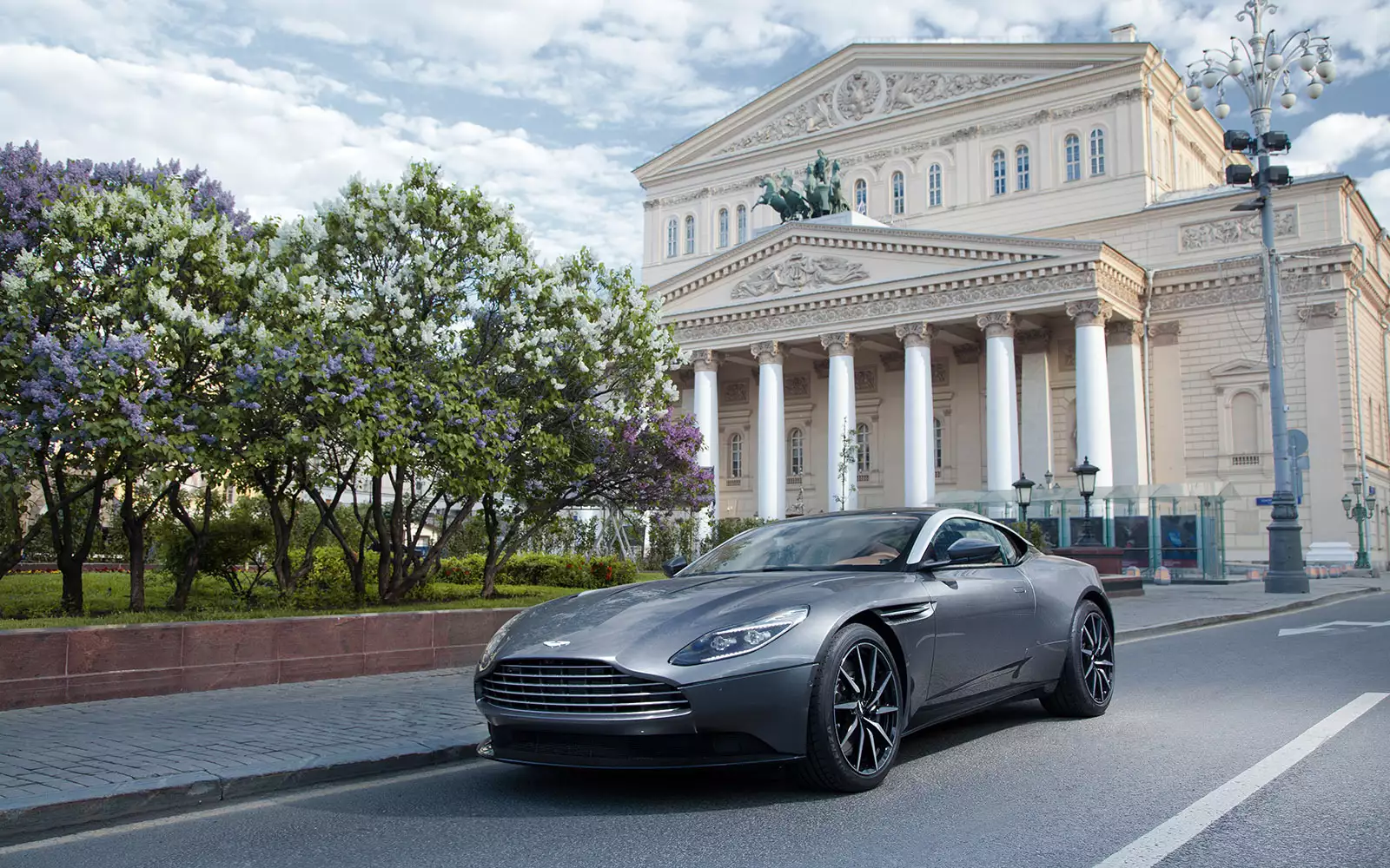 Автомобили в москве. Астон Мартин в Москве. Aston Martin db11 в Москве. Aston Martin новый. Дилерский центр Астон Мартин.