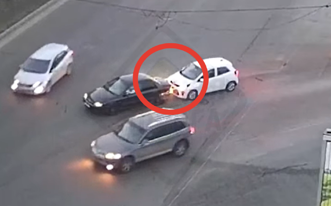 Тройной удар! Трижды ударил другую машину, прежде чем остановиться