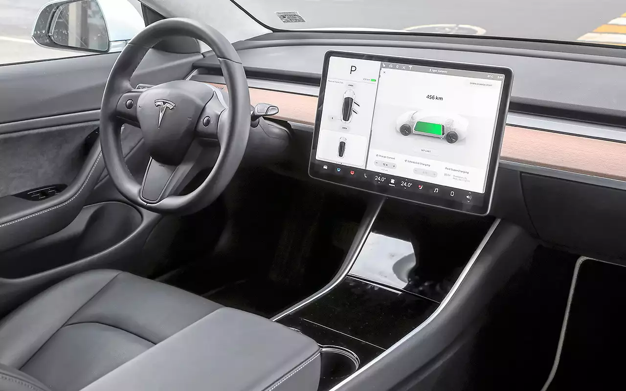 Роль приборного щитка исполняет 15-дюймовый дисплей. Он же «музыка», игровая консоль, «климат», навигатор и многое другое. Через него идет отслеживание разных параметров и настройка различных систем, от сидений до внешнего света.