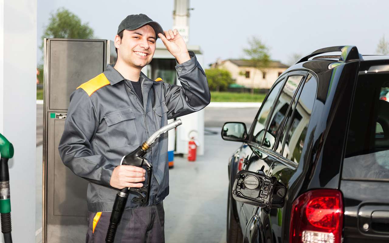 Заправщики на АЗС получили 3 млн рублей чаевых за 3,5 месяца