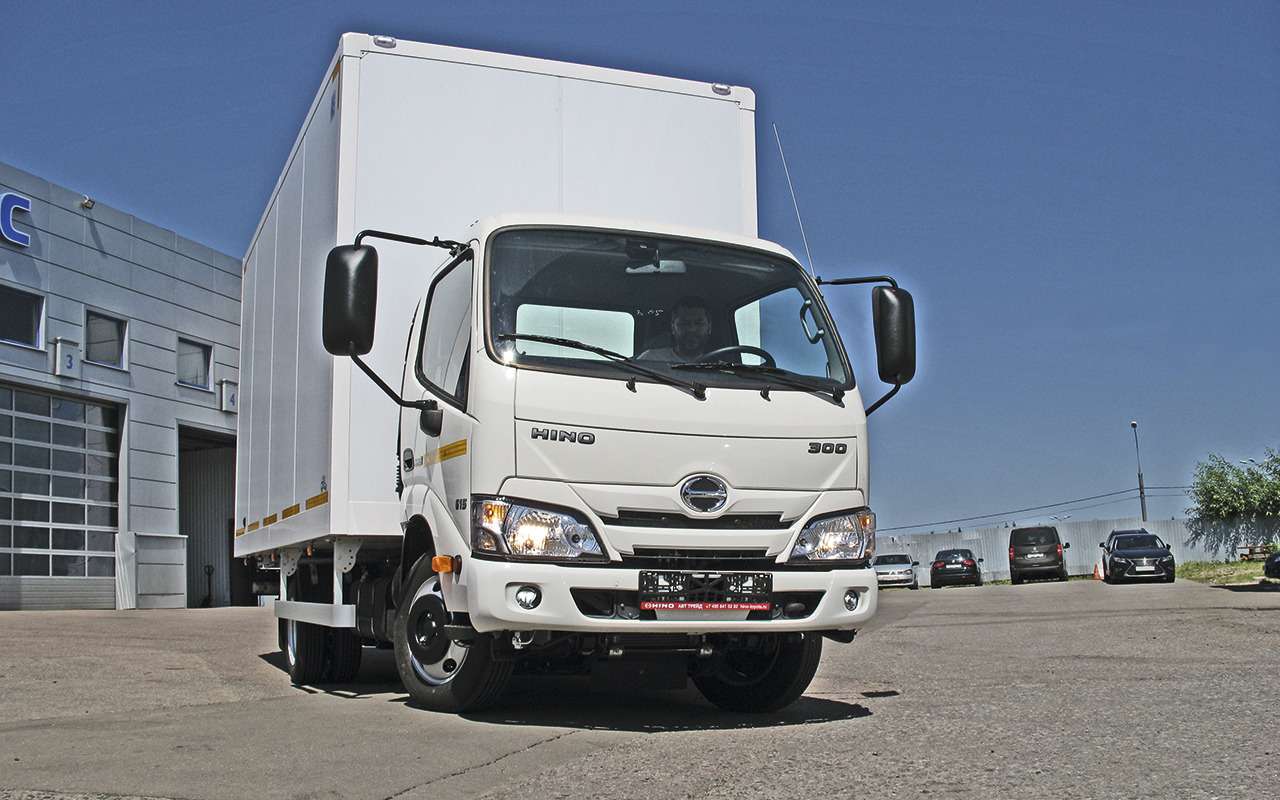HINO 300 полной массой 3,5 тонны