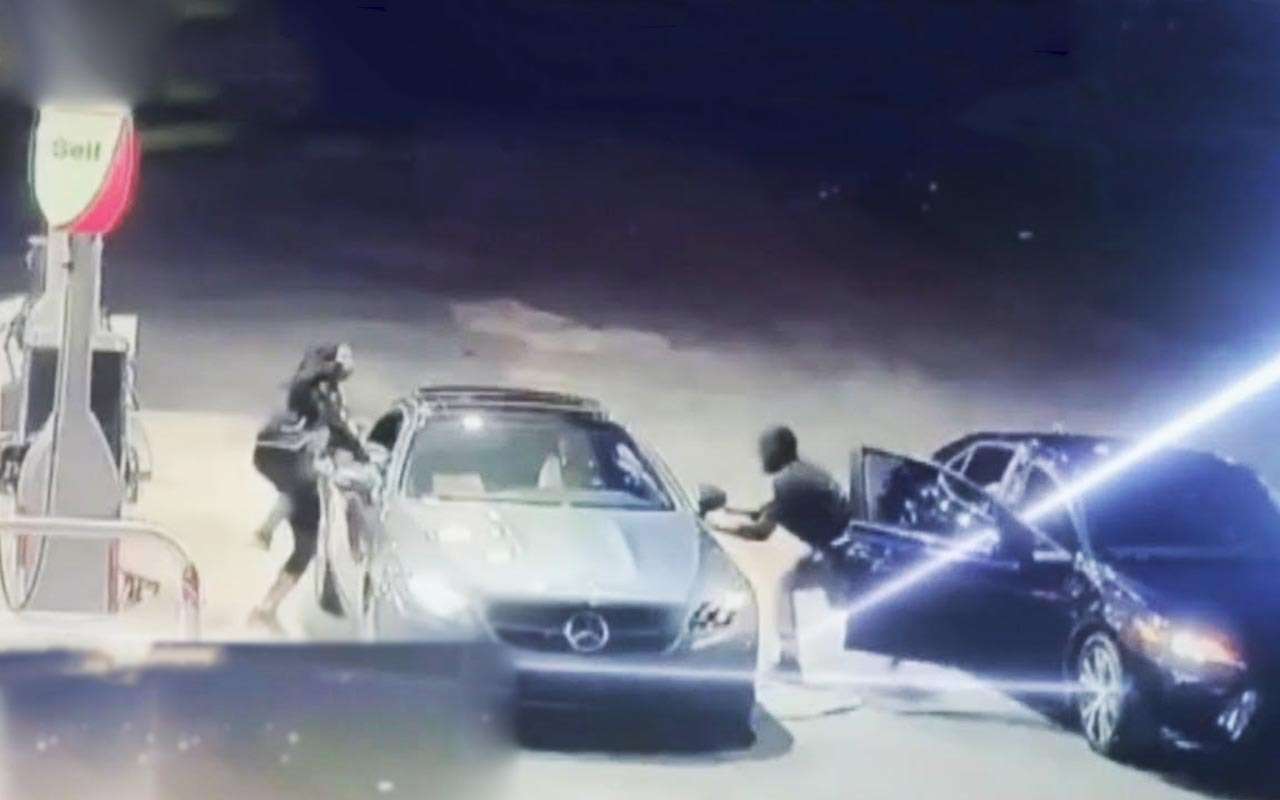 Спасая автомобиль от угона, девушка нырнула в окно