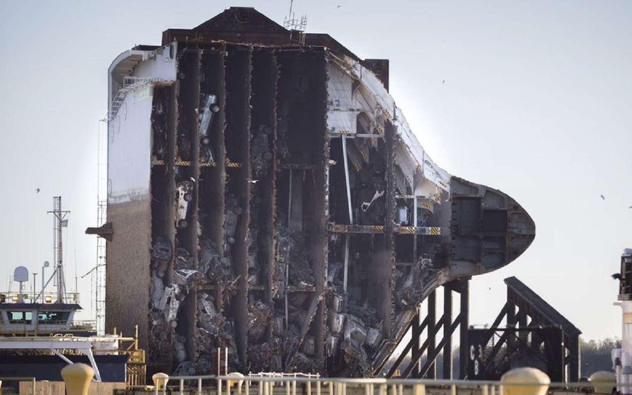 Как утонули 4300 машин: погибший корабль в разрезе