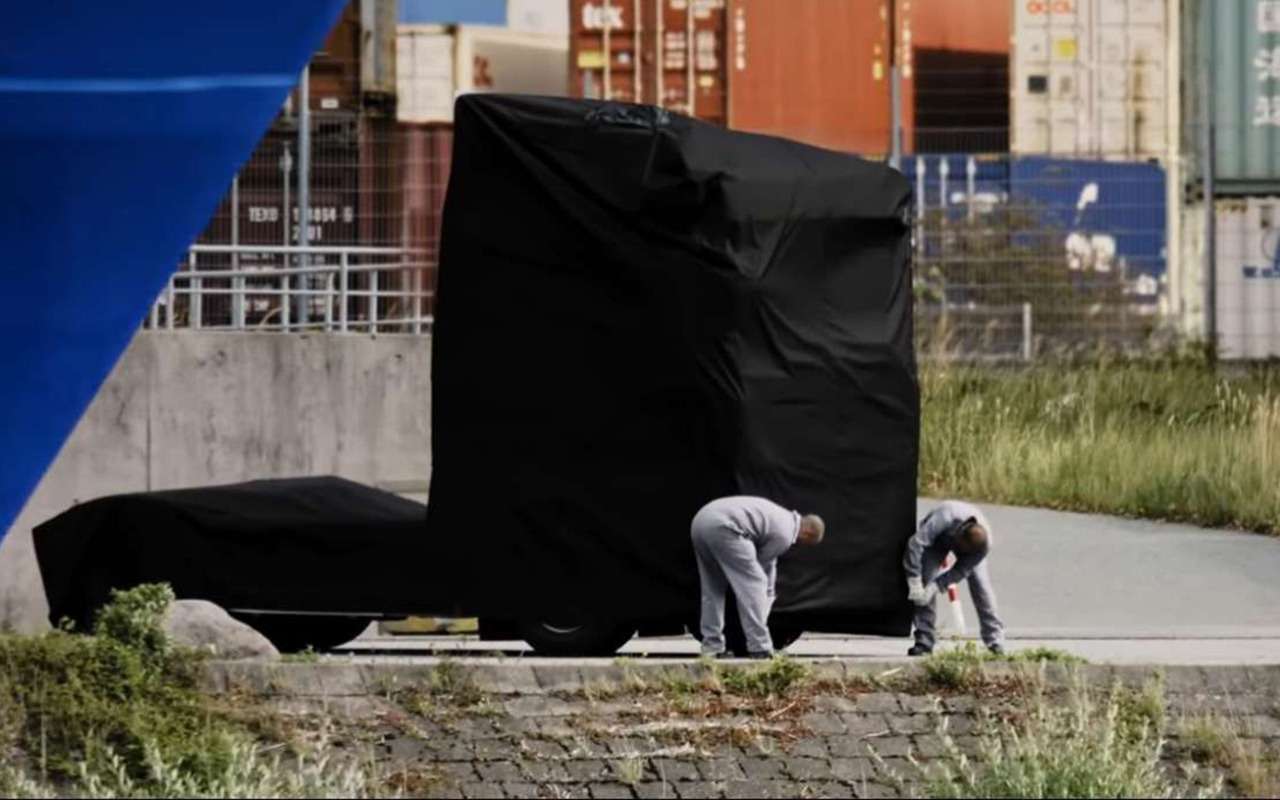 «Шпионская» съемка нового грузовика. Это смешно! (видео)