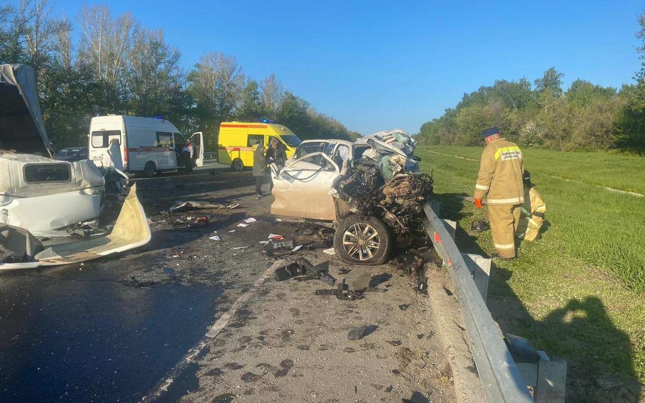 Четверо погибли: что известно о страшном тройном ДТП на трассе под Самарой