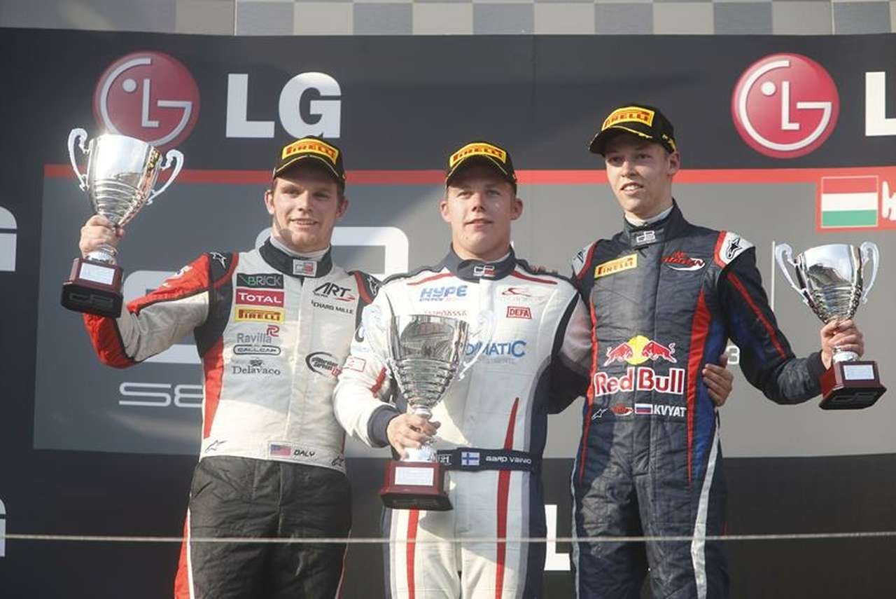 Ааро Ваинио (в центре), Конор Дейли (слева), Даниил Квят (справа) на подиуме.