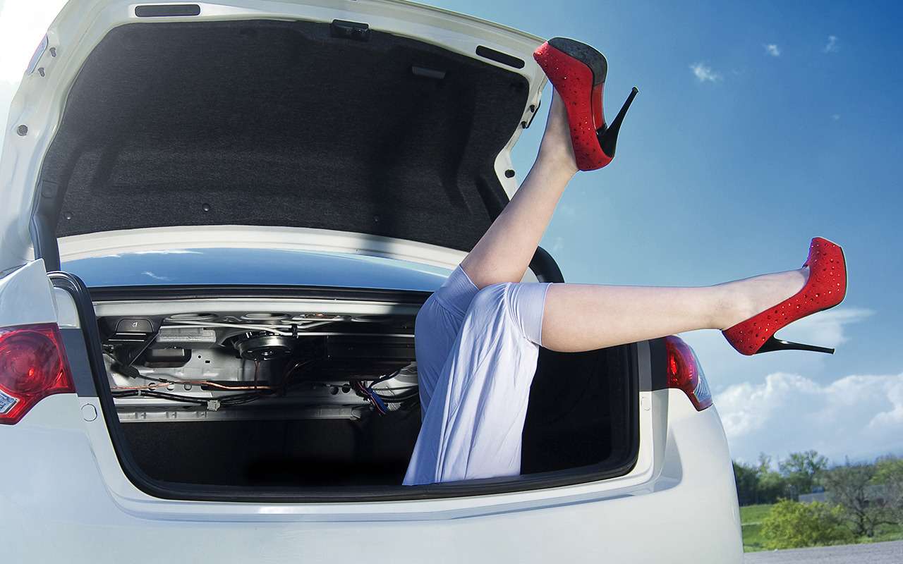 Девушка каталась в багажнике машины и сломала обе ноги