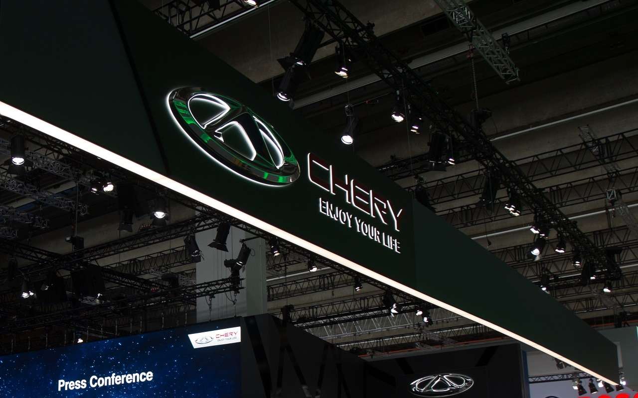 Китайский производитель сбросил кроссовер с высоты 32 метра, и вот что было дальше