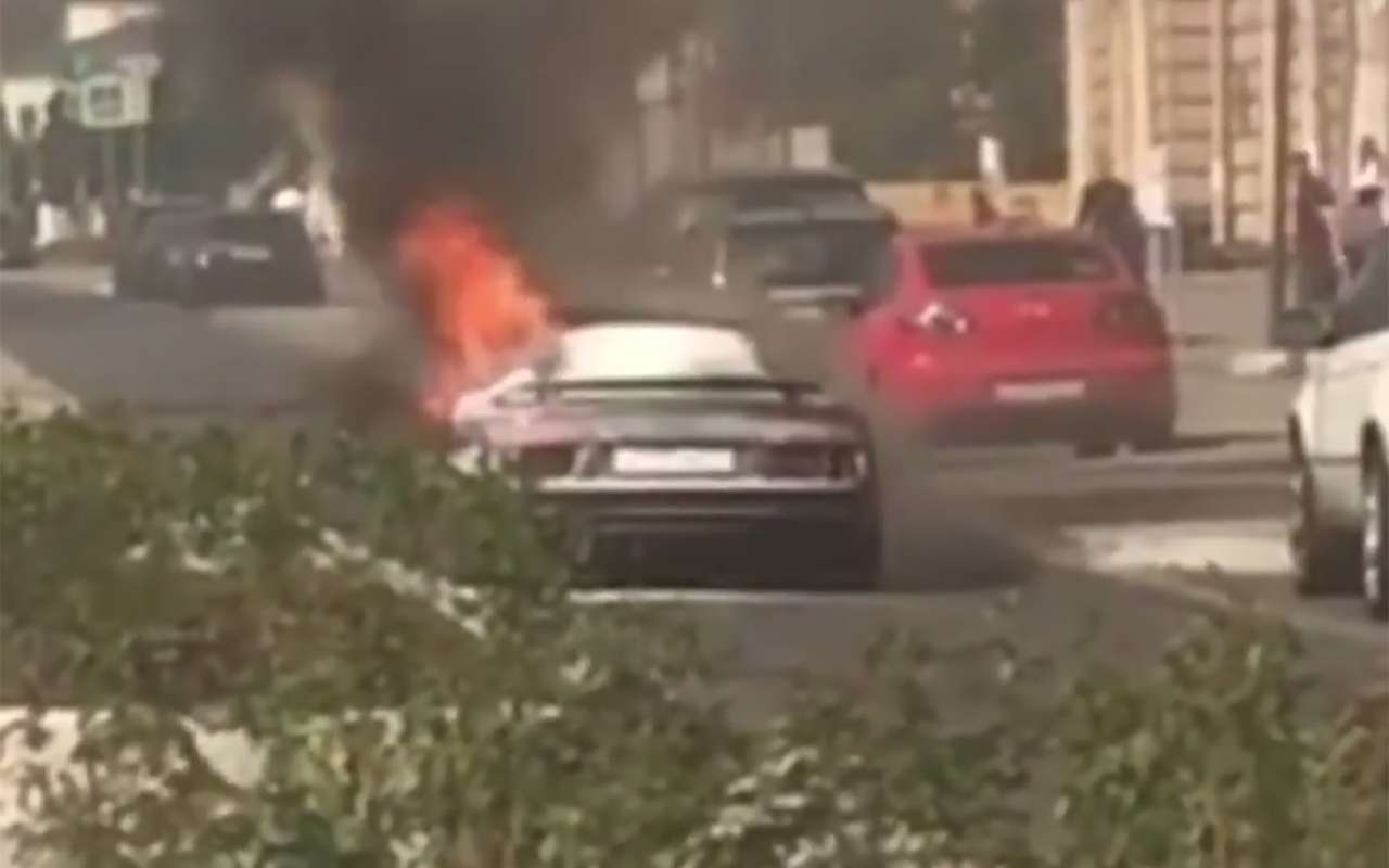 Не выдержал жары: в центре Москвы сгорел суперкар Audi R8