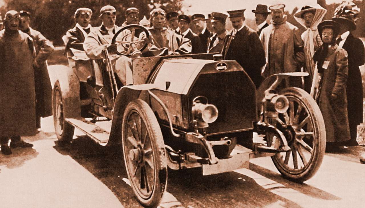 На автомобиле марки Deutz на старте триала на приз принца Генриха. Германия, 1909 год. Позади в кепи – приятель Этторе, тоже известный автомобилестроитель Эмиль Матис