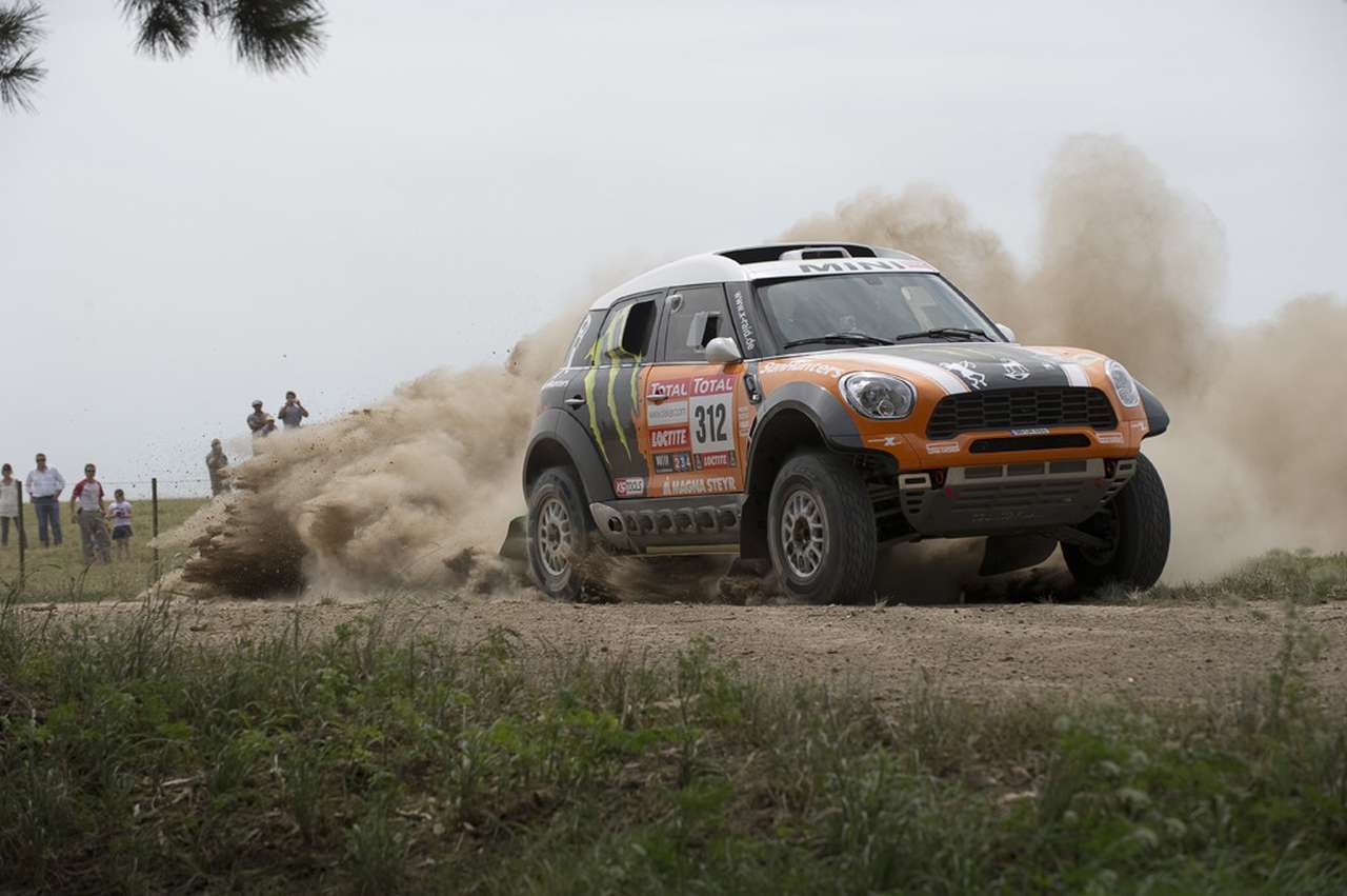 Россиянин Леонид Новицкий выиграл первый спецучасток "Дакара-2012" за рулем MINI All4 Racing