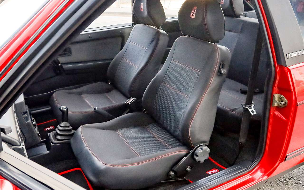 Передние сиденья не отличаются проработанным профилем. Экспортная обивка интереснее и качественнее советской.