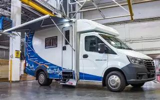 Под дверью жилого отсека – выдвижная лестница.