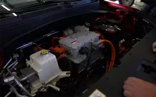 В России появилась возможность научиться ремонтировать электрокары и гибриды