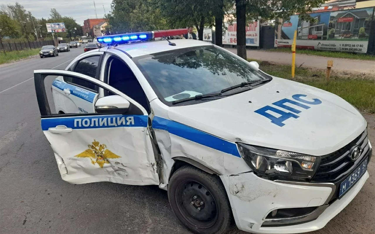 Полуголый мужчина разбил несколько автомобилей, убегая от полиции