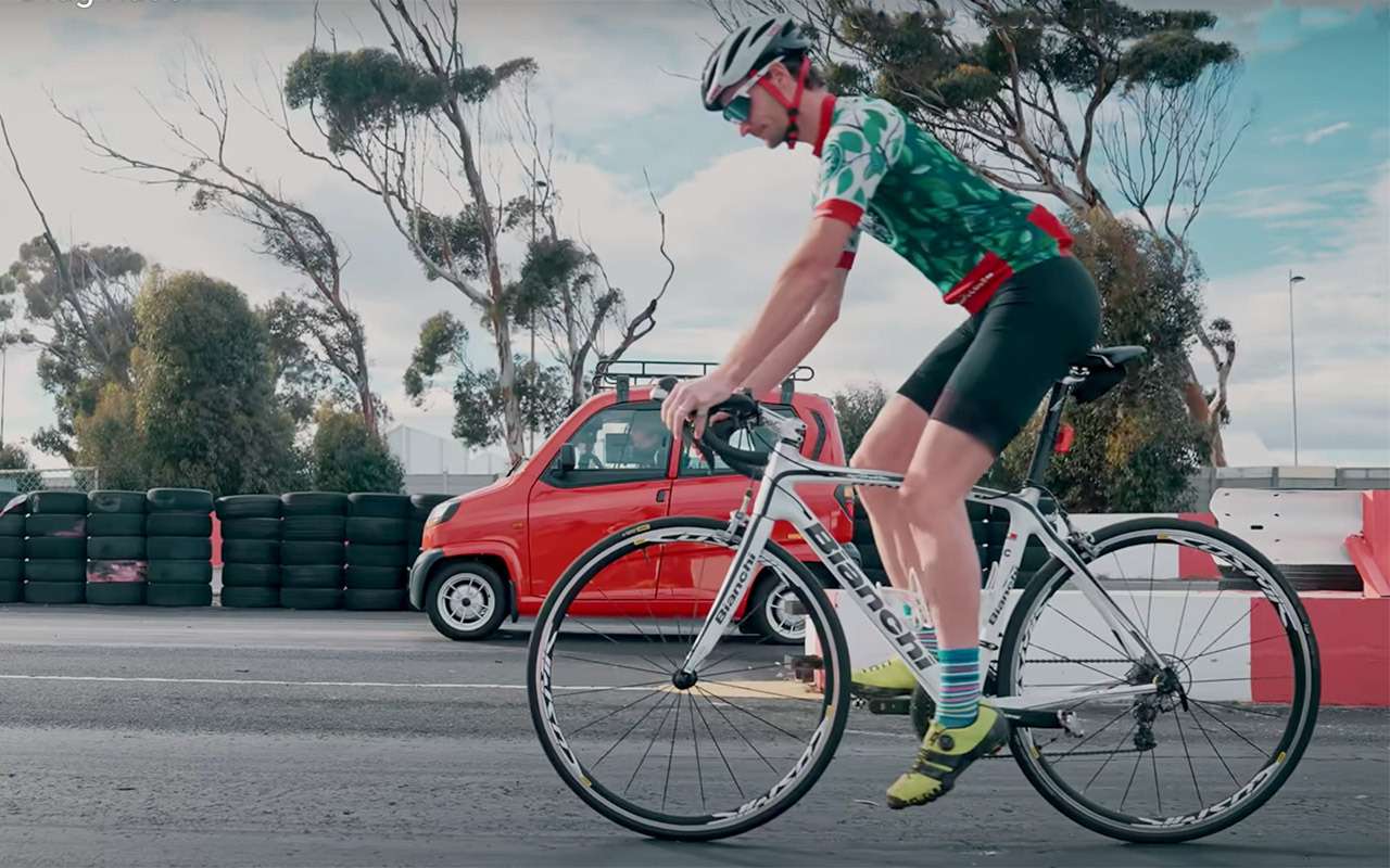 Велосипедист против самого дешевого автомобиля: кто кого?