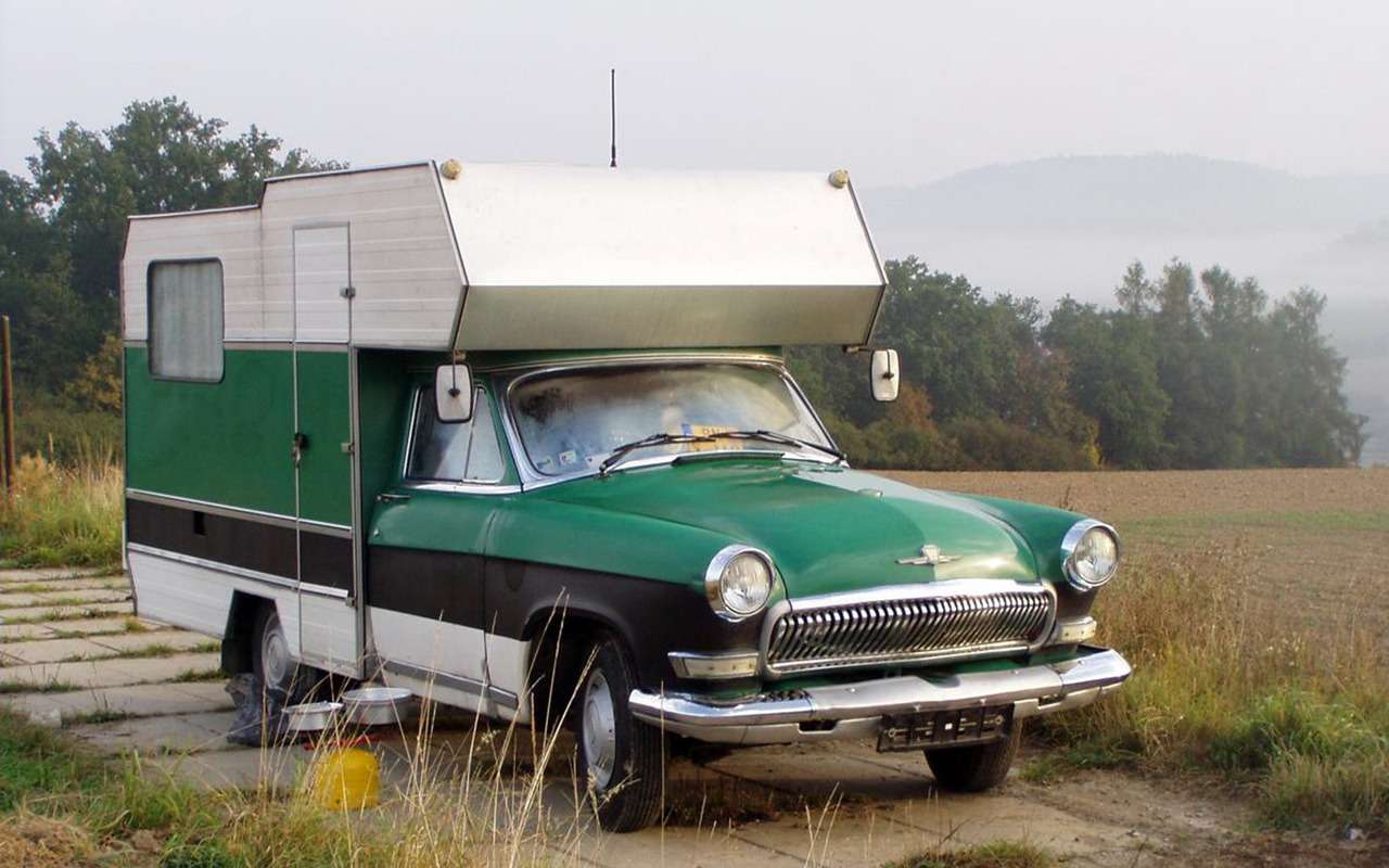 Если у Волги были модификации фургон и пикап, то почему бы не быть коммерческому шасси, на которое специализированные фирмы ставили бы различные надстройки? А почему бы и не жилой модуль? Пришла же такая мысль в голову чешскому поклоннику ГАЗ-21.