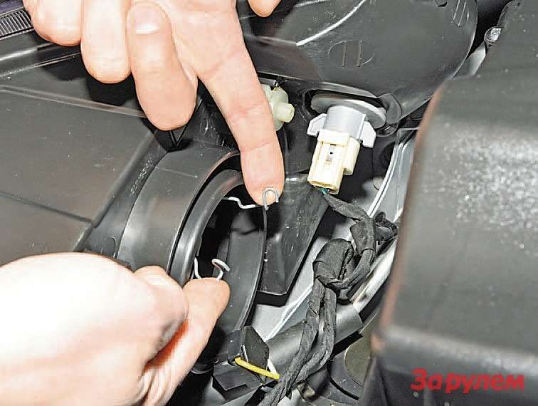 Wymiana lampy (Chevrolet Cruze 1 2008-2016: Sprzęt elektryczny: Oświetlenie i sy
