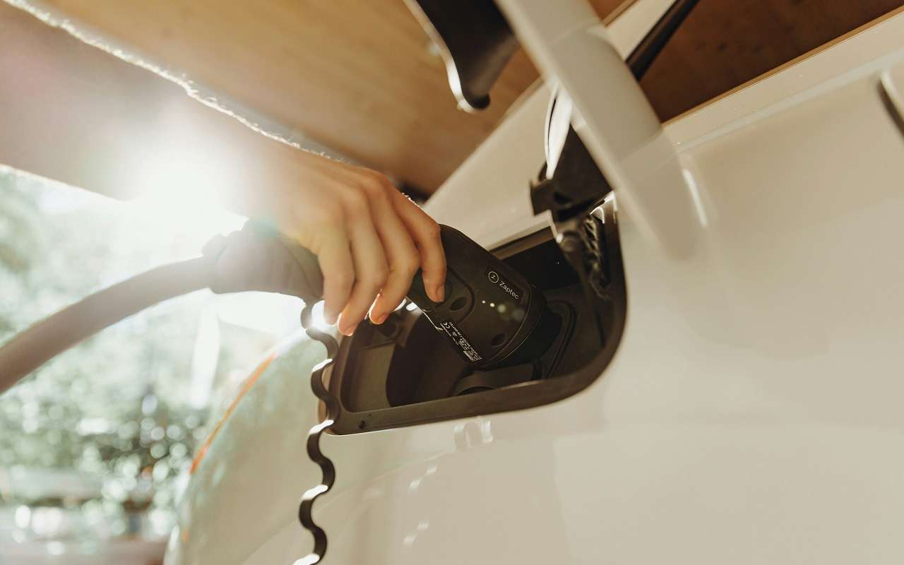 Электромобили оказались чище машин с ДВС даже с учетом производства батарей