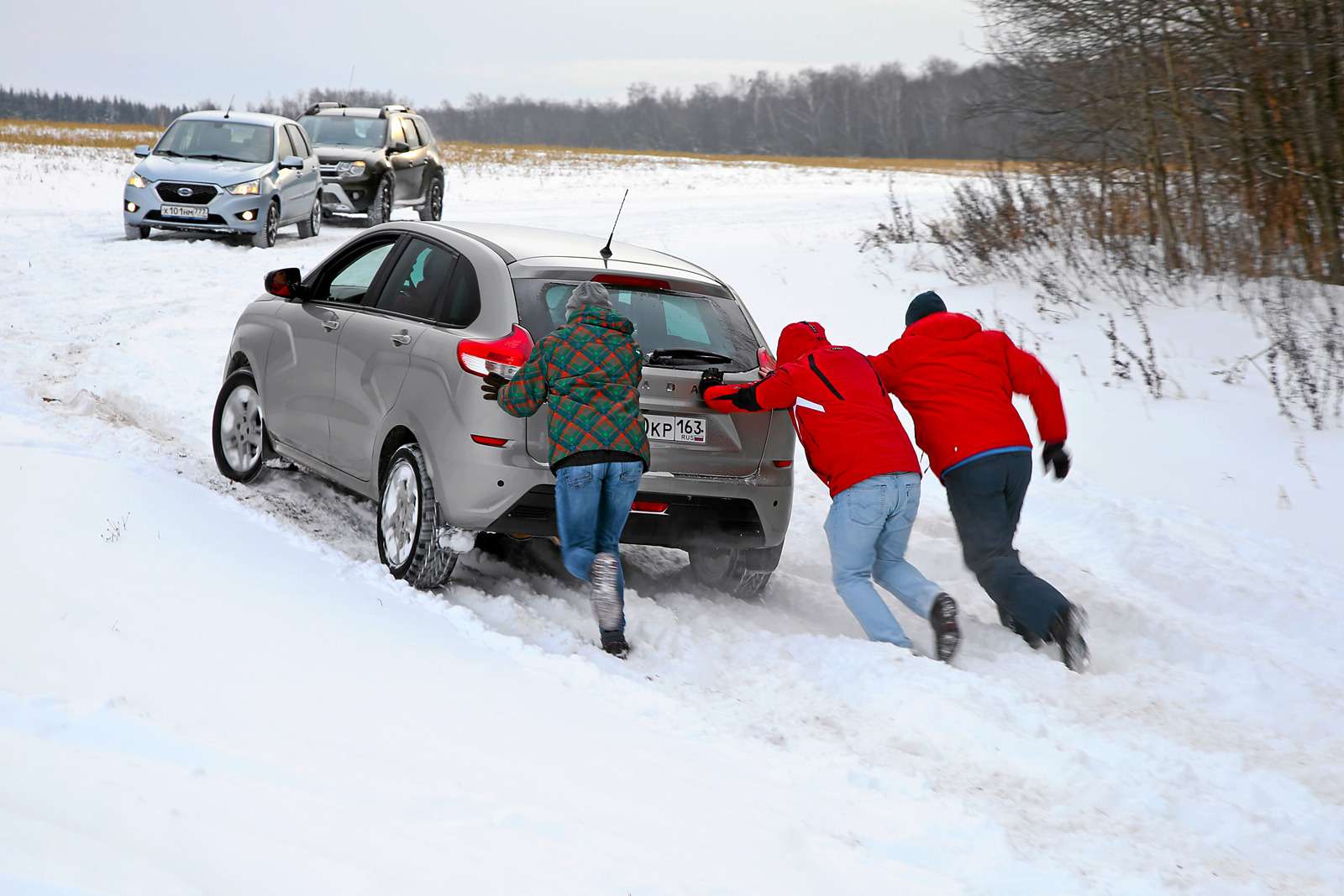 9 способов выбраться, если автомобиль застрял в снегу