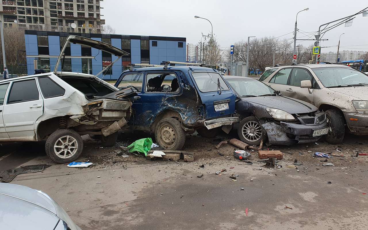 Водитель такси протаранил пять автомобилей на стоянке