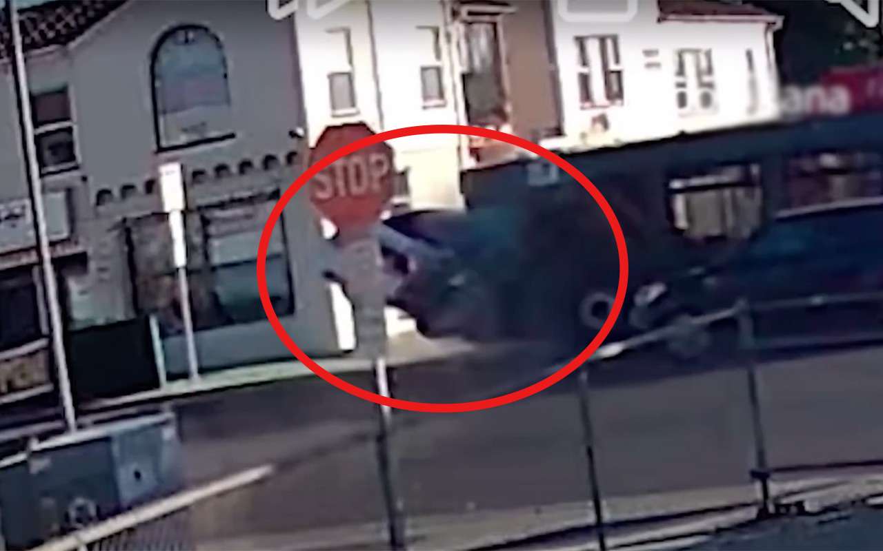 Парящий Dodge Charger, раздавленный в воздухе автобусом. И это — не кино