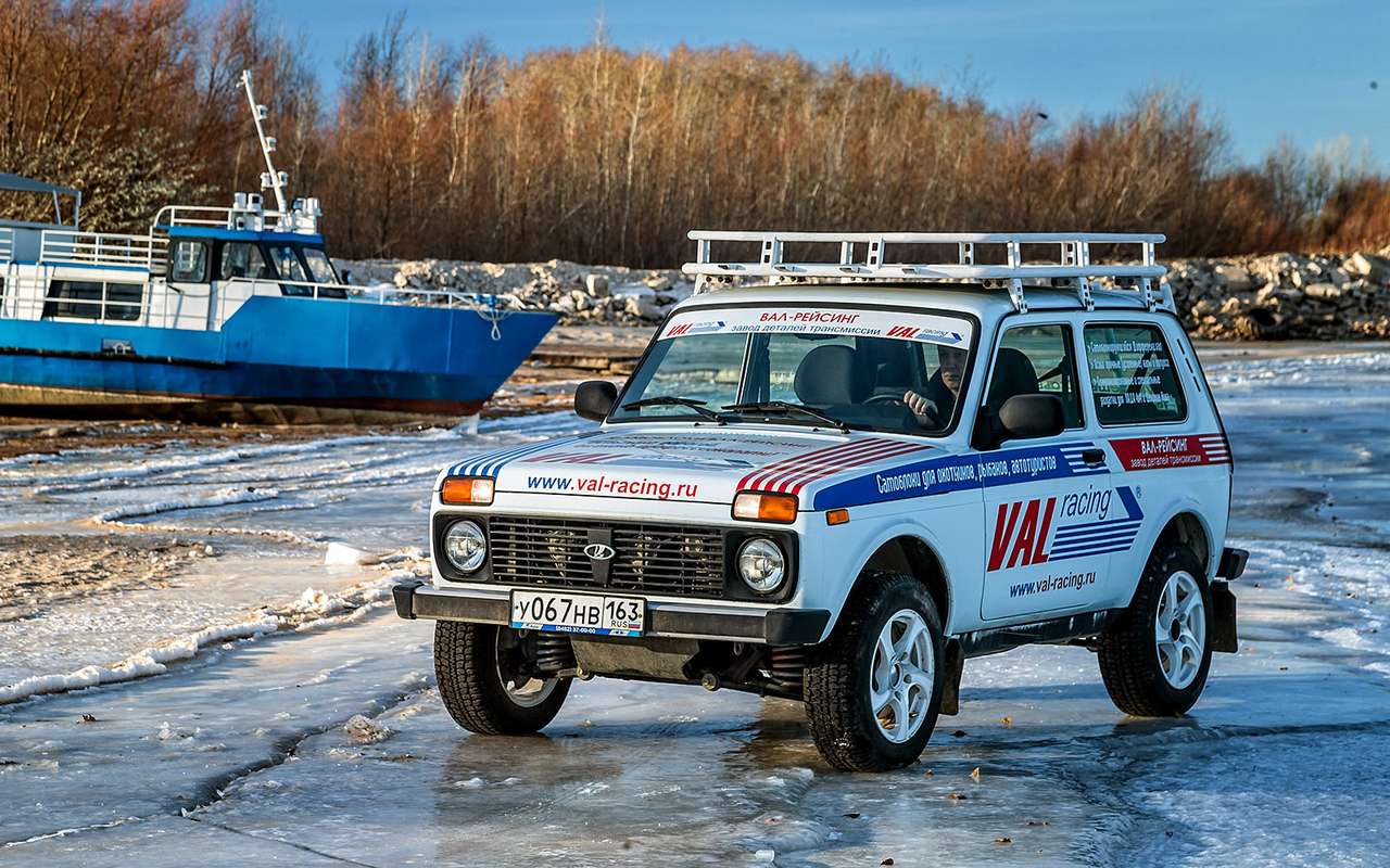 С полным набором блокировок вседорожник легко ползал по льду на летних шинах.
