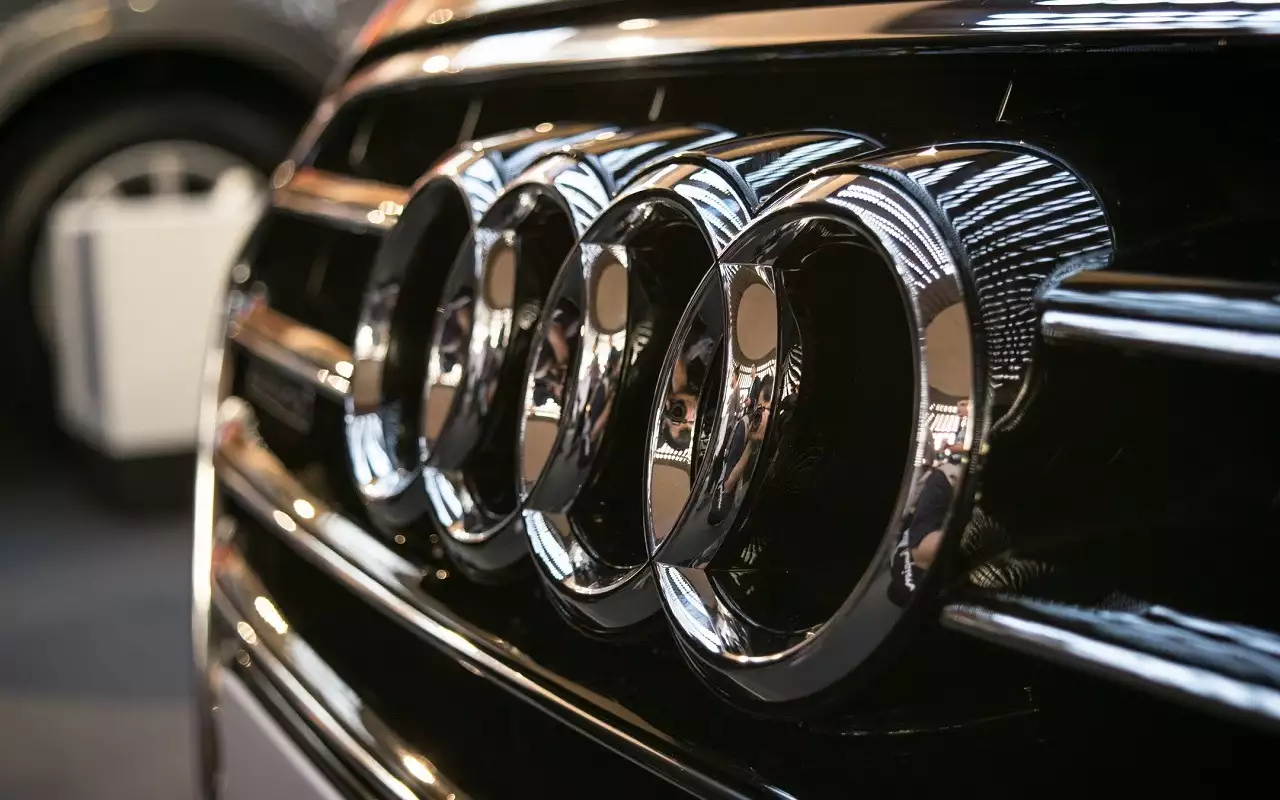 Электрокар кажется пресным? Audi предлагает искры, запахи и турболаг