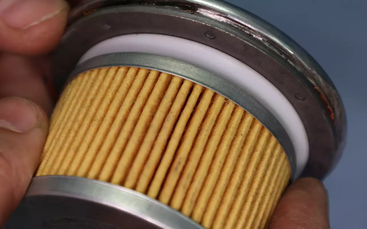 Замена масляного фильтра с помощью наждачки — совет читателя